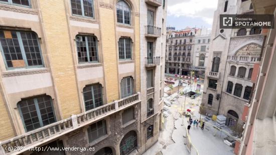 Se alquila habitación en piso de 7 habitaciones en Barcelona - BARCELONA