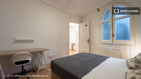 Se alquila habitación en piso de 7 habitaciones en Barcelona - BARCELONA