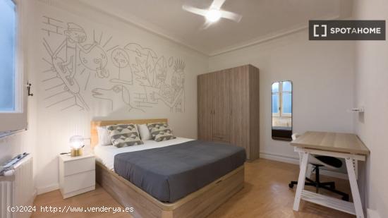 Se alquilan habitaciones en un apartamento de 7 dormitorios en Ciutat Vella - BARCELONA