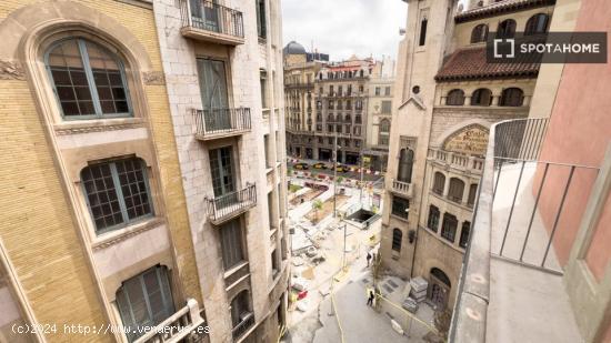 Se alquilan habitaciones en un apartamento de 7 dormitorios en Ciutat Vella - BARCELONA