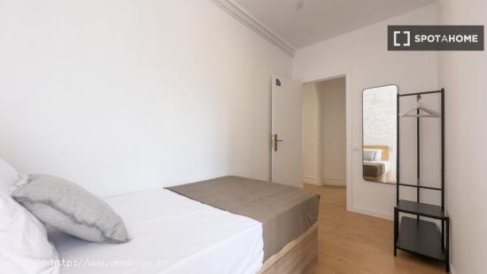 ¡Habitación en alquiler en piso de 7 habitaciones en Barcelona! - BARCELONA