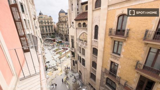 Se alquilan habitaciones en un apartamento de 7 dormitorios en Ciutat Vella - BARCELONA