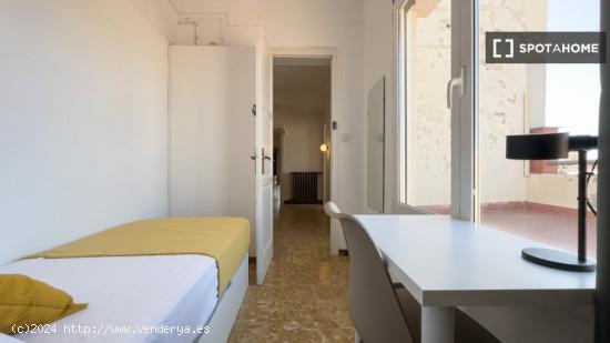 Se alquilan habitaciones en apartamento de 11 habitaciones en El Raval - BARCELONA