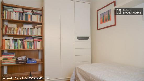 Se alquila habitación en apartamento de 2 dormitorios en Latina - MADRID