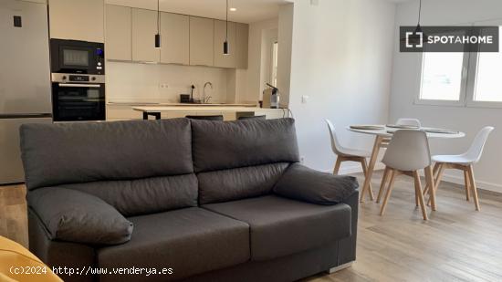 Se alquila habitación en apartamento de 4 dormitorios en L'Amistat - VALENCIA