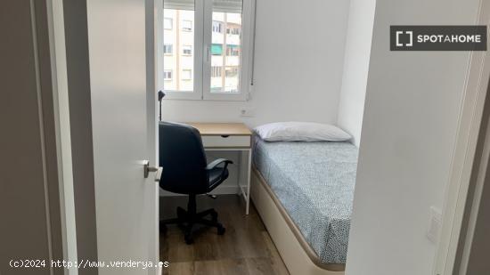 Se alquila habitación en apartamento de 4 dormitorios en L'Amistat - VALENCIA