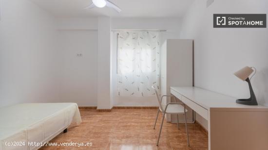 Se alquila habitación en piso de 5 habitaciones en Torrefiel - VALENCIA