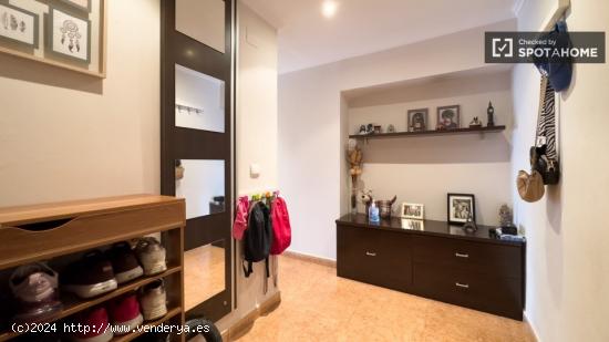 Se alquila habitación en apartamento de 3 dormitorios en Barcelona - BARCELONA