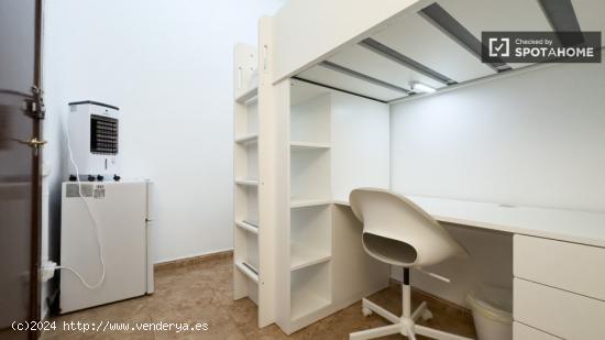 Habitaciones en alquiler en apartamento de 3 dormitorios en el raval. - BARCELONA