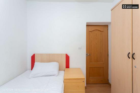 Habitación acogedora con escritorio en un apartamento de 4 dormitorios, Getafe - MADRID