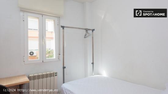 Habitación acogedora con escritorio en un apartamento de 4 dormitorios, Getafe - MADRID