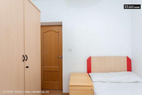 Habitación acogedora con escritorio en un apartamento de 4 dormitorios, Getafe - MADRID