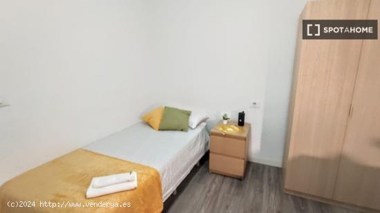 Se alquila habitación en piso de 6 habitaciones en Burjassot - VALENCIA