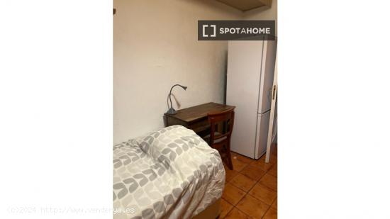 Se alquilan habitaciones en apartamento de 4 dormitorios en Sarrià-Sant Gervasi - BARCELONA