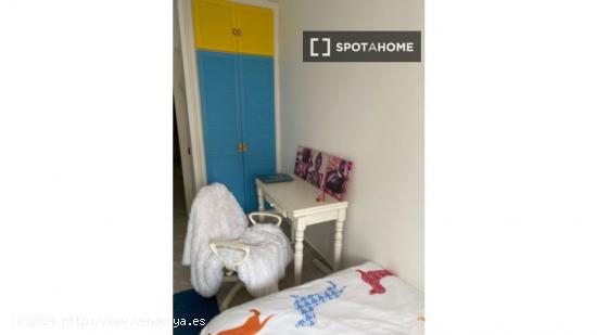 Se alquila habitación en piso de 4 dormitorios en Barcelona - BARCELONA