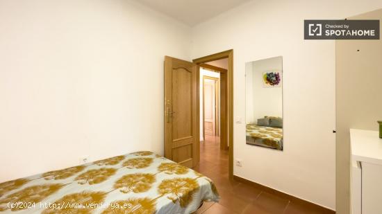 Se alquila habitación en piso de 4 dormitorios en Barcelona - BARCELONA