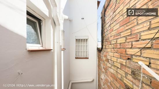 Se alquila habitación en piso de 4 dormitorios en Barcelona - BARCELONA