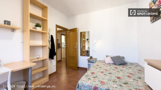 Se alquila habitación en piso de 4 dormitorios en Barcelona - BARCELONA