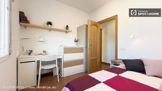 Se alquila habitación en piso de 4 dormitorios en Barcelona - BARCELONA