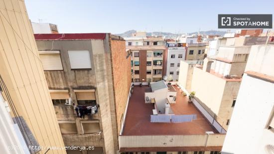 Se alquila habitación en piso de 4 dormitorios en Barcelona - BARCELONA