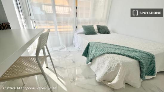 &quot Luminosa habitación con cama doble, TV 32', WIFi, y terraza propia, ideal para estudiante