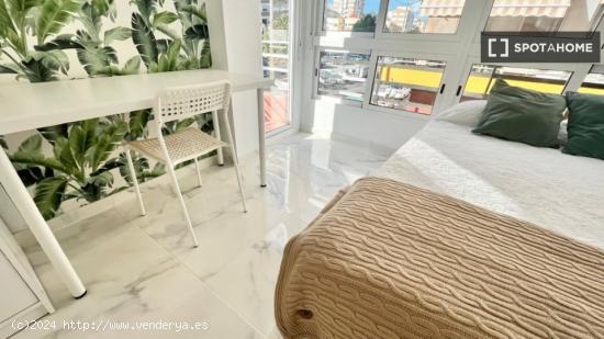 &quot Luminosa habitación con cama doble, TV 32', WIFi, y terraza propia, ideal para estudiante