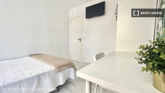 &quot Luminosa habitación con cama doble, TV 32', WIFi, y terraza propia, ideal para estudiante