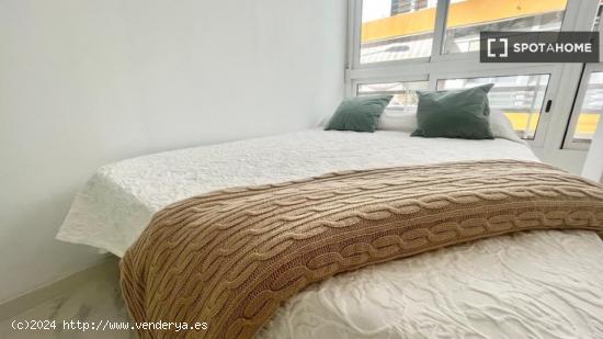 &quot Luminosa habitación con cama doble, TV 32' y WIFi, ideal para estudiantes&quot  - SEV