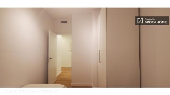 Se alquila habitación en apartamento de 4 dormitorios en Eixample - BARCELONA