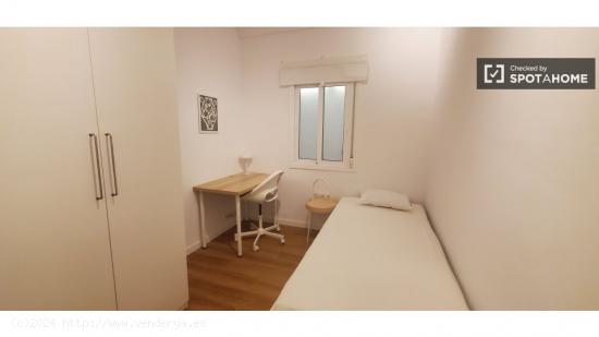 Se alquila habitación en apartamento de 4 dormitorios en Eixample - BARCELONA