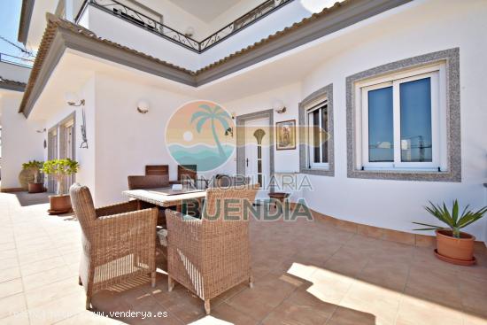 ESPECTACULAR CHALET CON VISTAS AL MAR Y PISCINA CLIMATIZADA EN ISLA PLANA - MURCIA