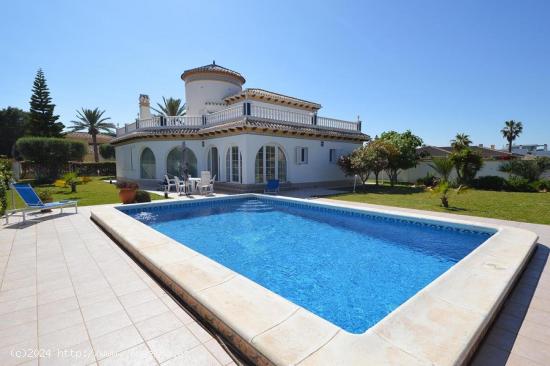 VILLA CON GRAN PARCELA EN CABO ROIG - ALICANTE