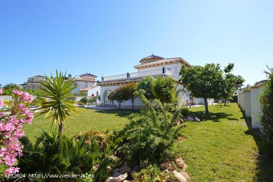 VILLA CON GRAN PARCELA EN CABO ROIG - ALICANTE