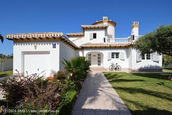 VILLA CON GRAN PARCELA EN CABO ROIG - ALICANTE