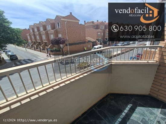 SE VENDE PISO CON GARAJE, TRASTERO Y PATIO DE 80 METROS POR 155000€