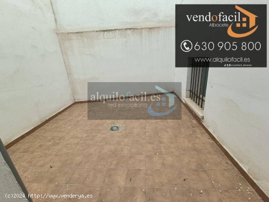 SE VENDE PISO CON GARAJE, TRASTERO Y PATIO DE 80 METROS POR 155000€