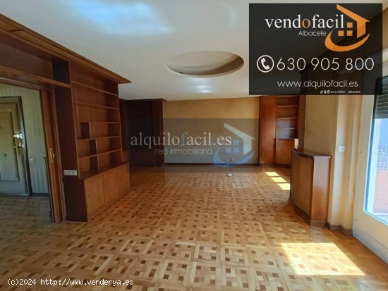 SE VENDE DUPLEX EN C/ GAONA CON GARAJE Y TERRAZA 50 METROS POR 350000€