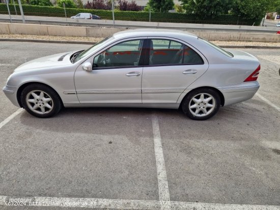 Mercedes Clase C 200 k de 2003 con 116.000 Km por 4.300 EUR. en Madrid