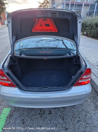 Mercedes Clase C 200 k de 2003 con 116.000 Km por 4.300 EUR. en Madrid