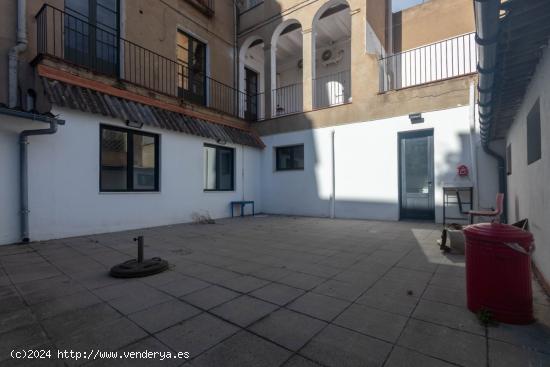  Vivienda de 245 m² con patio de 70 m² - BARCELONA 