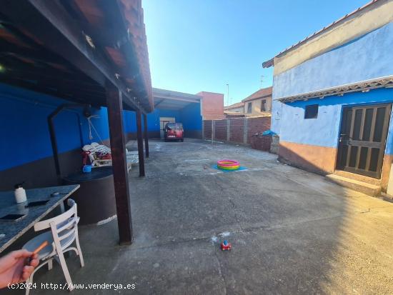 SE VENDE CASA DE DOS PLANTAS EN MATANZA, SALÓN, COCINA, 4 HAB., PATIO. - LEON