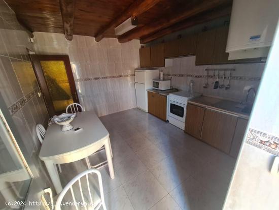 SE VENDE CASA DE DOS PLANTAS EN MATANZA, SALÓN, COCINA, 4 HAB., PATIO. - LEON