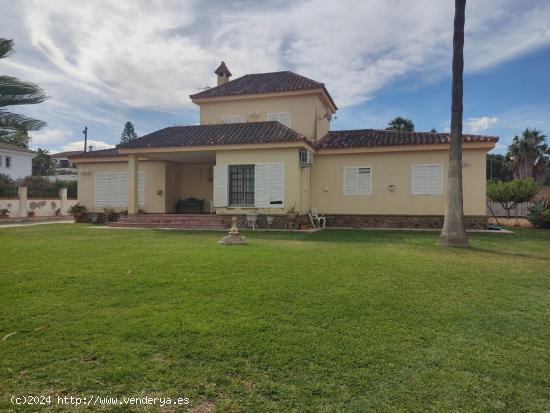 ESTUPENDO CHALET EN LA ZONA DE LA JARA - CADIZ