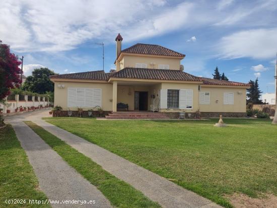 ESTUPENDO CHALET EN LA ZONA DE LA JARA - CADIZ