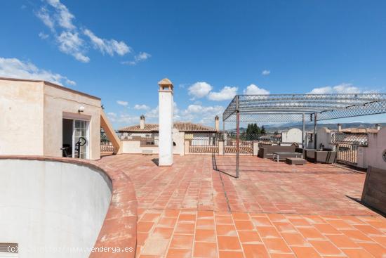 Aticazo con 180 metros de terraza y piscina comunitaria en la entrada de la Zubia. - GRANADA