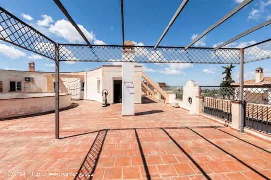 Aticazo con 180 metros de terraza y piscina comunitaria en la entrada de la Zubia. - GRANADA