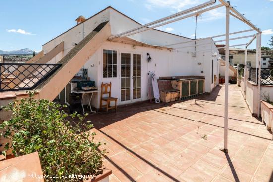 Aticazo con 180 metros de terraza y piscina comunitaria en la entrada de la Zubia. - GRANADA