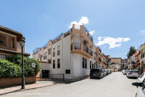 Aticazo con 180 metros de terraza y piscina comunitaria en la entrada de la Zubia. - GRANADA