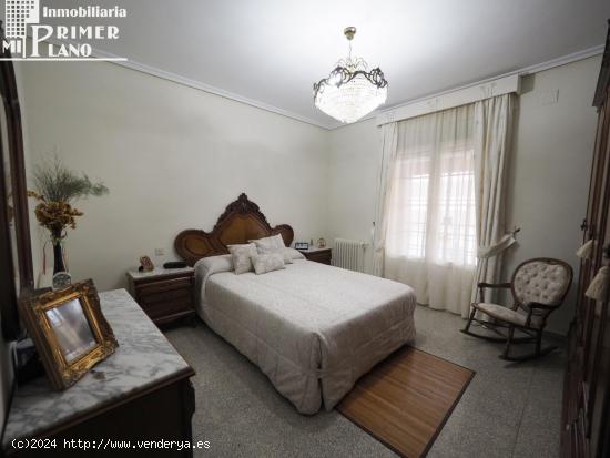 *Casa independiente en Barrio El Carmen, 4 dorm, 2 baños, garaje, patio y terraza por solo 152.000