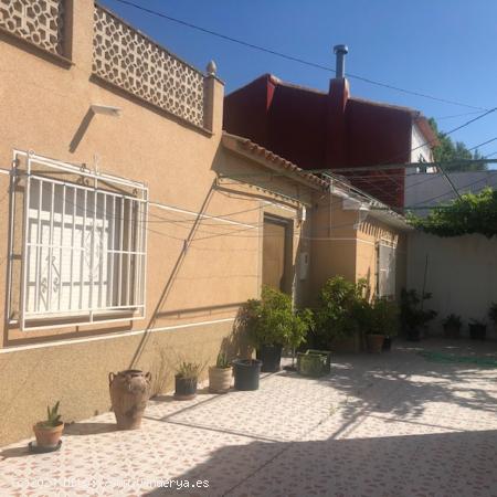 Casa con tres dormitorios y garaje en zona Sutullena - MURCIA